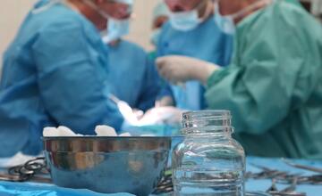 FOTO: Lekárky zo žilinskej nemocnice zoperovali paciente zväčšenú štítnu žľazu