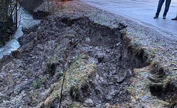FOTO: Na Orave sa zosunul breh potoka