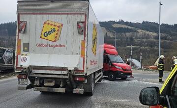 FOTO: Havária nákladiakov na križovatke v Bytči