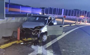 FOTO: Nehoda osobného auta na zjazde z diaľnice D1 v Lietavskej Lúčke