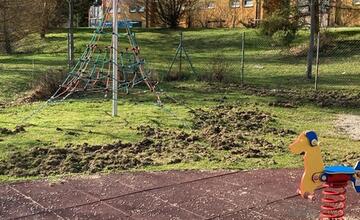 FOTO: Detské ihrisko na Hájiku rozryté diviakmi