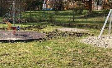 FOTO: Detské ihrisko na Hájiku rozryté diviakmi
