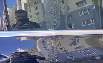 FOTO: Rozleptané autá s rozbitými oknami a prepichnutými gumami v Ružomberku