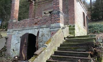 FOTO: Začala sa záchrana jedinej hrobky na Kysuciach