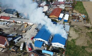 FOTO: Požiar chemickej fabriky v Kysuckom Novom Meste zo vzduchu aj zo zeme