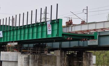 FOTO: Ponad rieku Váh začali vysúvať nový železničný most