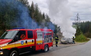 FOTO: Záhadné okolnosti požiaru auta v obci na Kysuciach vyšetruje polícia