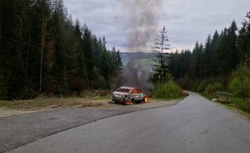 FOTO: Záhadné okolnosti požiaru auta v obci na Kysuciach vyšetruje polícia