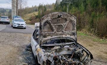 FOTO: Záhadné okolnosti požiaru auta v obci na Kysuciach vyšetruje polícia