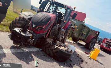 FOTO: Nehoda traktora a osobného auta pri Sučanoch