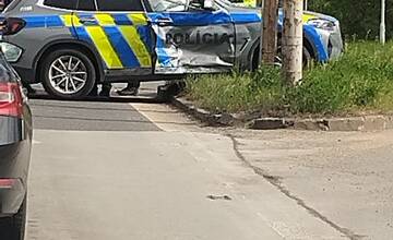 FOTO: Nehoda osobného a policajného auta v Martine