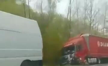 FOTO: Zrážka kamióna s osobným autom za Ružomberkom v pondelok 22. apríla