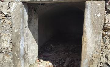 FOTO: Pomôžte zachrániť tajomnú hrobku na Liptove. Pamiatkári chcú o nej zistiť viac
