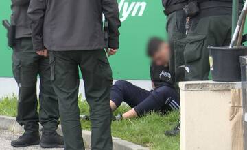 FOTO: Policajná naháňačka v Žiline. Mladík mal pri sebe drogy, spôsobil nehodu
