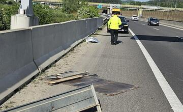 FOTO: Vodičovi sa rozpadol vozík počas jazdy po diaľnici D3 pri Žiline