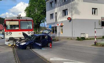 FOTO: Zrážka auta s vlakom v Turzovke na Kysuciach
