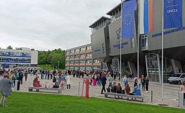 FOTO: Evakuácia študentov zo Žilinskej univerzity v Žiline