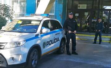 FOTO: Štátni aj mestskí policajti pred školami Žilinského kraja