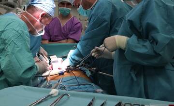 FOTO: Lekári zo žilinskej nemocnice majú za sebou ďalší zákrok s novým prístrojom