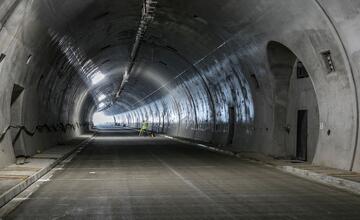 FOTO: V tuneli Čebrať na Liptove už betónujú vozovku