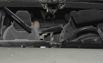 FOTO: Výbuch osobného auta v obci pri Žiline