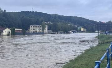 FOTO: Most v Čadci sa takmer stratil vo vodách Kysuce