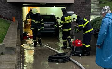 FOTO: Povodne na Kysuciach: Hasiči evakuovali ľudí i zvieratá na rukách