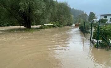 FOTO: Povodne na Kysuciach: Hasiči evakuovali ľudí i zvieratá na rukách