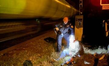 FOTO: Policajti našli ležať opitého muža na koľajniciach v Ružomberku