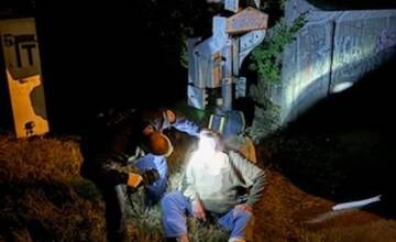 FOTO: Policajti našli ležať opitého muža na koľajniciach v Ružomberku