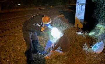 FOTO: Policajti našli ležať opitého muža na koľajniciach v Ružomberku