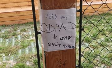 FOTO: Tínedžeri poškodzujú nové herné prvky vo vnútrobloku na Vlčincoch