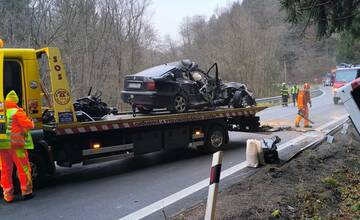 FOTO: Havarovaný autobus a auto odviezla odťahovka