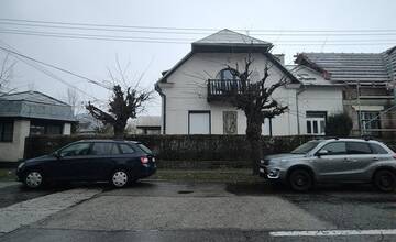 FOTO: Stromy v Malej Prahe po prvom aj druhom oreze