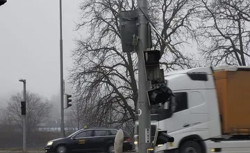 FOTO: Pre poškodený semafor riadi dopravu v Ružomberku polícia