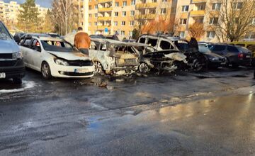 FOTO: V Žiline horelo auto, požiar poškodil ďalších sedem vozidiel