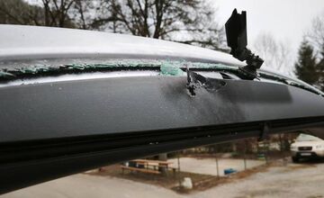 FOTO: Auto zaparkované v Lietave niekto poškodil. Majiteľka hľadá svedkov