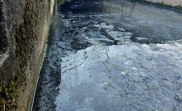 FOTO: Do rieky Turiec vyteká neznáma modrá látka, prípad rieši inšpekcia