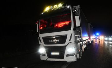 FOTO: Zrážka auta s kamiónom v Rudine