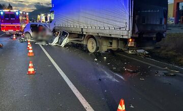 FOTO: Na ceste pod Strečnom sa zrazilo auto s kamiónom