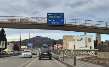 FOTO: Na frekventovanom ťahu v Žiline sa objavila vulgárna pozvánka na hokejový zápas