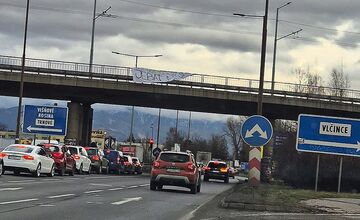 FOTO: Na frekventovanom ťahu v Žiline sa objavila vulgárna pozvánka na hokejový zápas