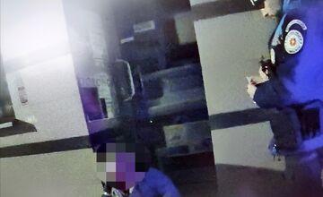 FOTO: Kuriózna záchranná akcia v Ružomberku. Opitý muž sa nevedel obliecť