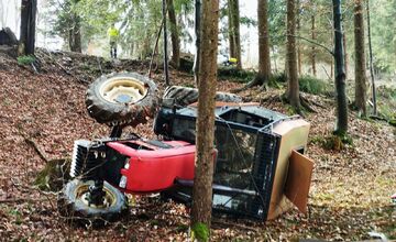 FOTO: Opitého traktoristu privalilo vlastné vozidlo