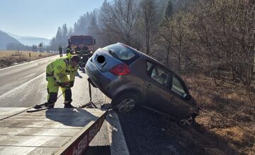 FOTO: Pri dopravnej nehode na Orave skončilo auto mimo cesty