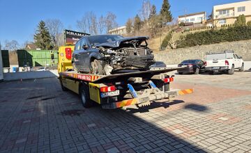 FOTO: Pri dopravnej nehode na Orave skončilo auto mimo cesty