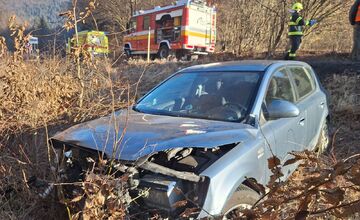 FOTO: Pri dopravnej nehode na Orave skončilo auto mimo cesty