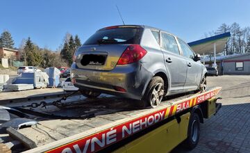 FOTO: Pri dopravnej nehode na Orave skončilo auto mimo cesty