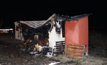 FOTO: Unimobunku v Dolnom Hričove pohltili plamene