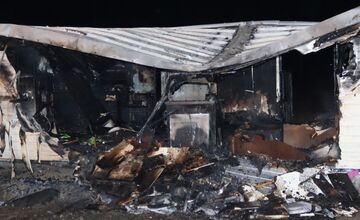 FOTO: Unimobunku v Dolnom Hričove pohltili plamene